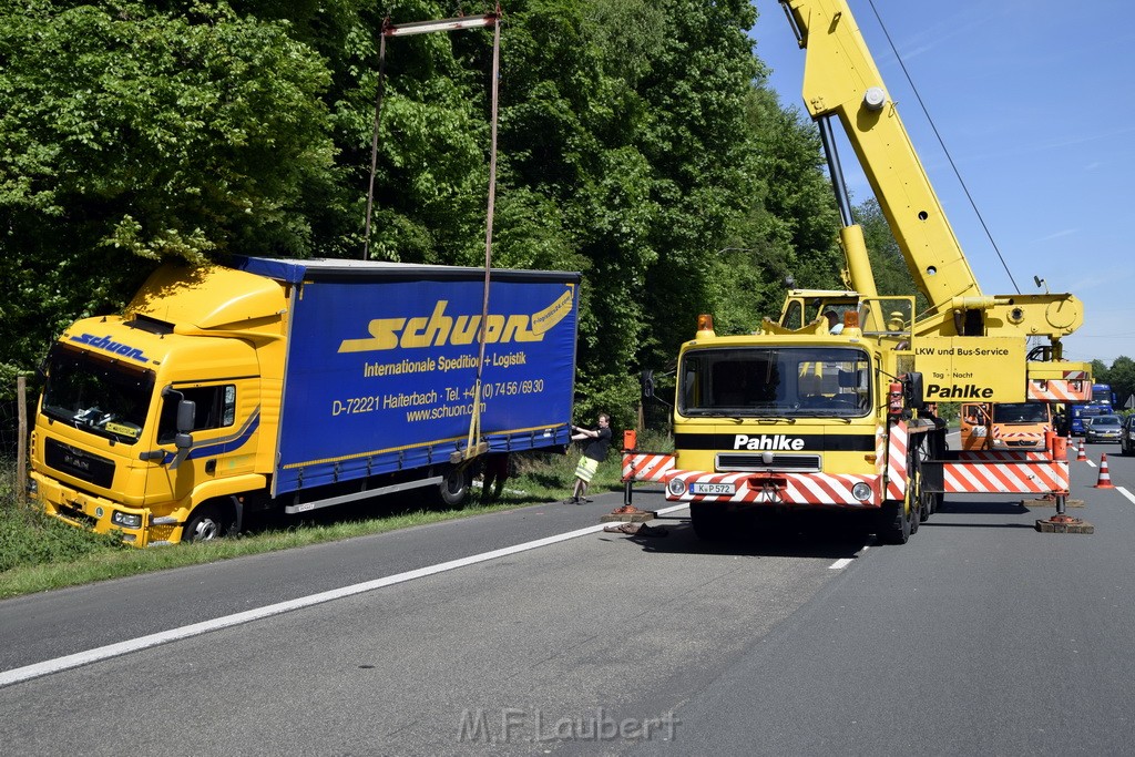 LKW in Boeschung A 3 Rich Frankfurt Hoehe Roesrath Lohmar P160.JPG - Miklos Laubert